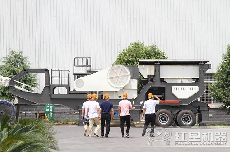 客户来红星参观小型移动石子机 客户来红星参观小型移动石子机