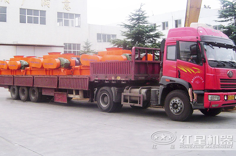 红星大型对辊机发货现场 红星大型对辊机发货现场