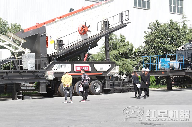 红星客户到厂参观考察车载式移动破碎机 红星客户到厂参观考察车载式移动破碎机