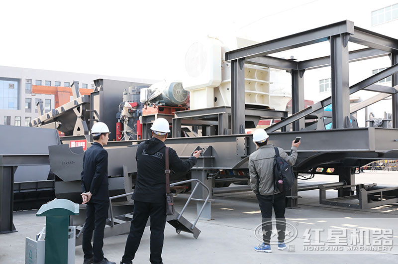 红星客户到厂近距离考察移动碎石机 红星客户到厂近距离考察移动碎石机