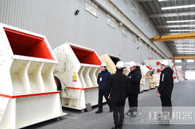 红星客户到厂近距离考察锤式破碎机 红星客户到厂近距离考察锤式破碎机