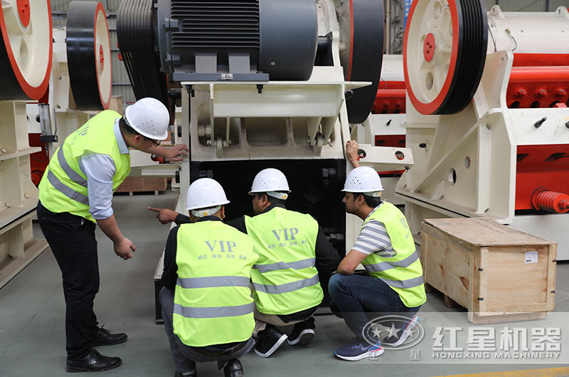 红星客户到厂近距离考察砂石破碎机 红星客户到厂近距离考察砂石破碎机