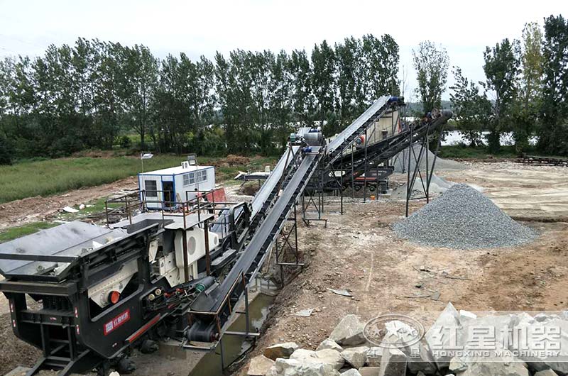 移动磕石机生产现场,两台联合作业 移动磕石机生产现场,两台联合作业