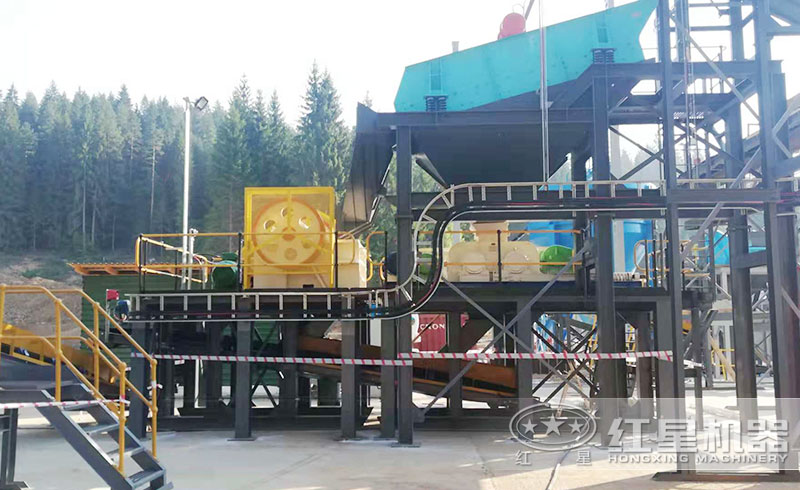 新型对辊机现场 新型对辊机现场